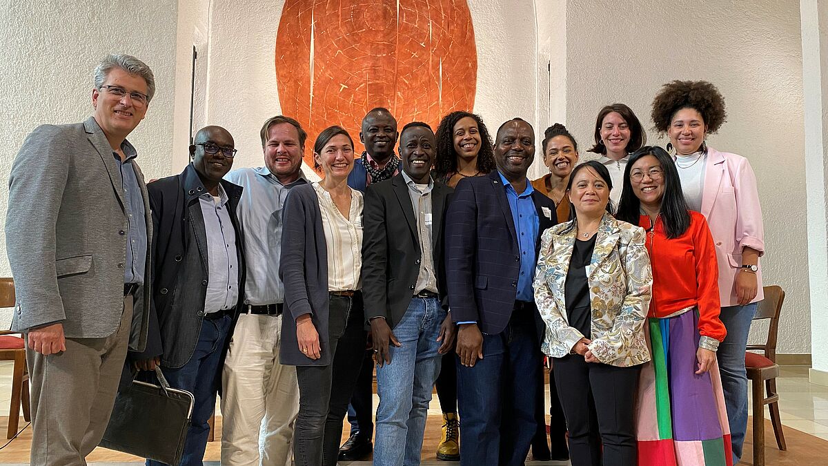 An fünf verschiedenen Thementischen wurde im Rahmen eines Fachtages im September 2023 über Chancen und Hürden auf dem Weg zu einer interkulturell offenen Kirche diskutiert. Von links nach rechts: Pastor Sönke Lorberg-Fehring, Beauftragter für Christlich-Muslimischen Dialog, Pastor Peter Mansary, Seelsorger, Pastor Andreas Holzbauer und Pastorin Reingard Wollmann-Braun, beide Martin-Luther-Kirche Hamburg-Steilshoop, Pastor Felix Boat, Internationaler Kirchenkonvent, Nicolas Moumouni, Referent für Interkulturelle Kirchenentwicklung, Nathaly Kurtz, Antirassismustrainerin und Theologiestudentin, Pastor Prince Ossai-Okeke, Referent für Internationale Gemeinden, Pastorin Julia Karera-Hirth, Kirchengemeinde Hamburg-Blankenese, Pastorin Ellen Lomborgia, Internationaler Kirchenkonvent, Maike Lindenberg, Referentin für Dekolonialisierung, Sina Balke-Juhn, Evangelische Medienakademie, Sarah Ntondele, Theologie-Studentin/Decolonize Theology. 